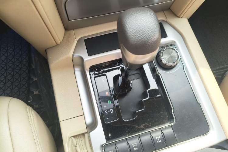 Used Toyota Land Cruiser 2016 4.0 GX-R Dual Fuel Dual Differential – Middle East Gear Lever