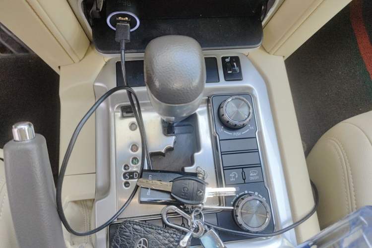 Used Toyota Land Cruiser 2016 4.0L GX-R Dual Differential – Middle East Gear Lever