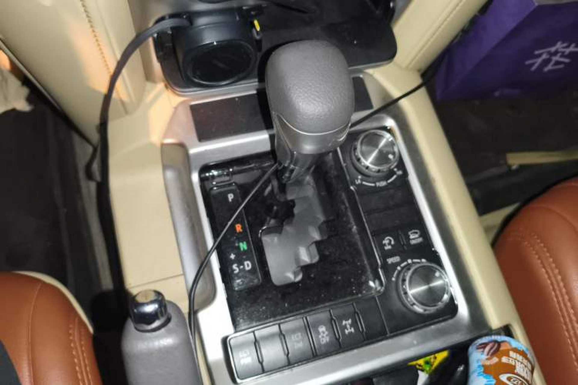 Used Toyota Land Cruiser 2016 4.0 GX-R Dual Fuel Dual Differential – Middle East Gear Lever