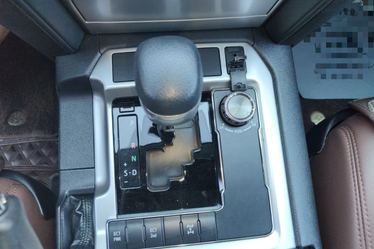 Used Toyota Land Cruiser 2016 4.0L GX-R Eight-Cylinder Dual Differential – Middle East Gear Lever