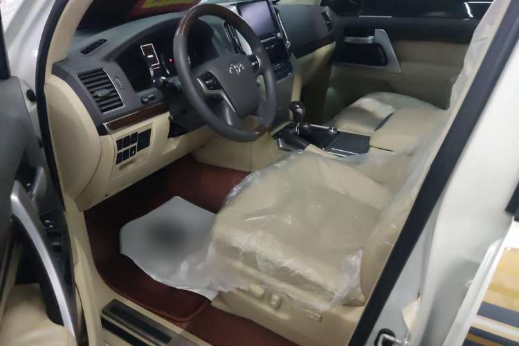 Used Toyota Land Cruiser 2016 5.7L Automatic/Manual Transmission EX-R Middle East Interior 3