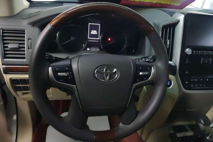 Used Toyota Land Cruiser 2016 5.7L Automatic/Manual Transmission EX-R Middle East Interior 4