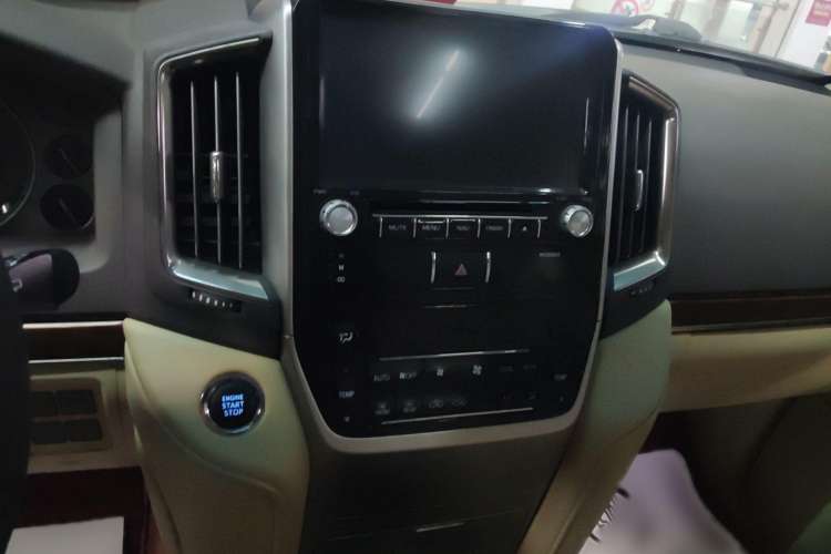 Used Toyota Land Cruiser 2016 5.7L Automatic/Manual Transmission EX-R Middle East Interior 5