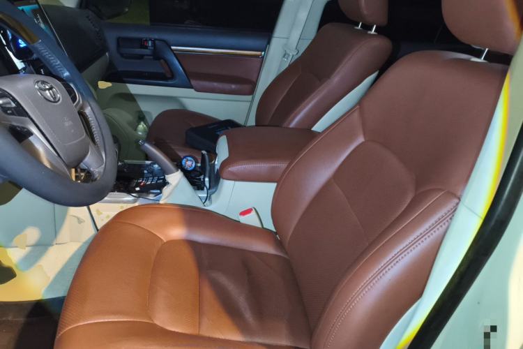 Used Toyota Land Cruiser 2016 4.0 GX-R Dual Fuel Dual Differential – Middle East Left Front Seat