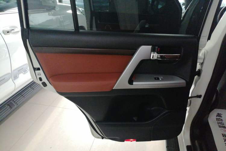 Used Toyota Land Cruiser 2016 4.0L Gasoline 8-Seater Middle East Version Left Rear Door Interior