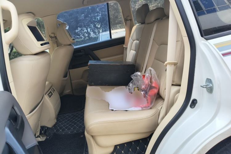 Used Toyota Land Cruiser 2016 4.0 GX-R Dual Fuel Dual Differential – Middle East Left Rear Seat
