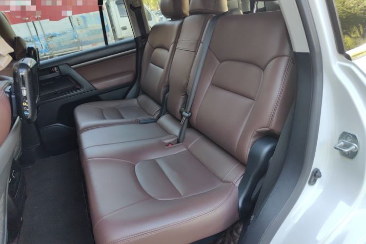 Used Toyota Land Cruiser 2016 4.0L GX-R Eight-Cylinder Dual Differential – Middle East Left Rear Seat