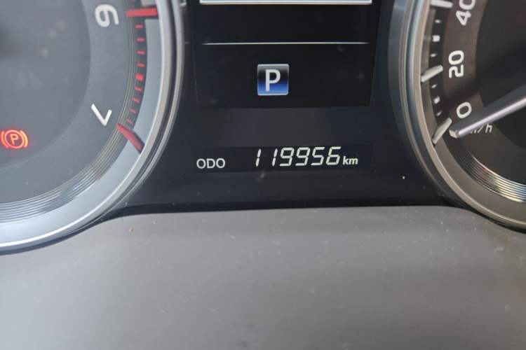Used Toyota Land Cruiser 2016 4.6L Automatic VX-R Odometer Close Up