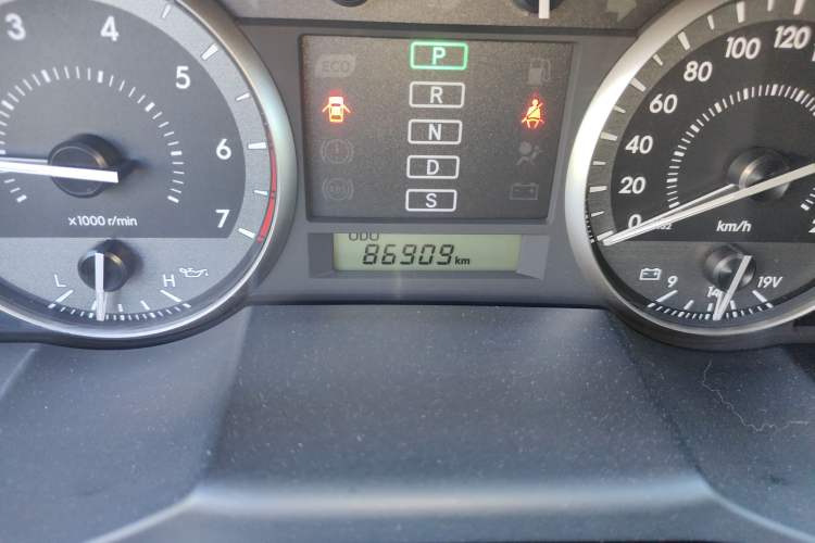 Used Toyota Land Cruiser 2016 4.0L GX-R Eight-Cylinder Dual Differential – Middle East Odometer Close Up