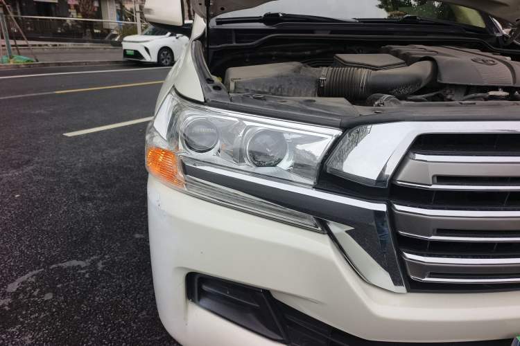 Used Toyota Land Cruiser 2016 4.0L GX 8-Seater U.S. Specification Right Front Headlight