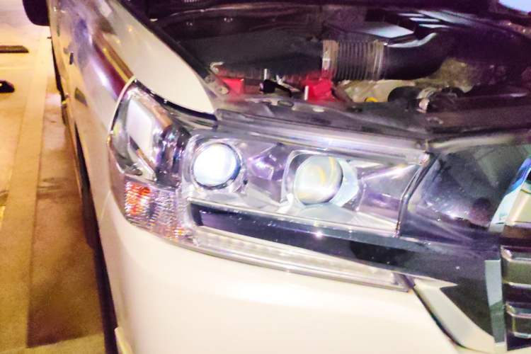Used Toyota Land Cruiser 2016 4.0L Automatic GX-R Right Front Headlight