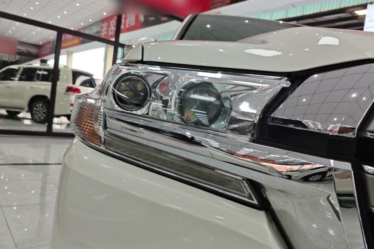 Used Toyota Land Cruiser  Right Front Headlight