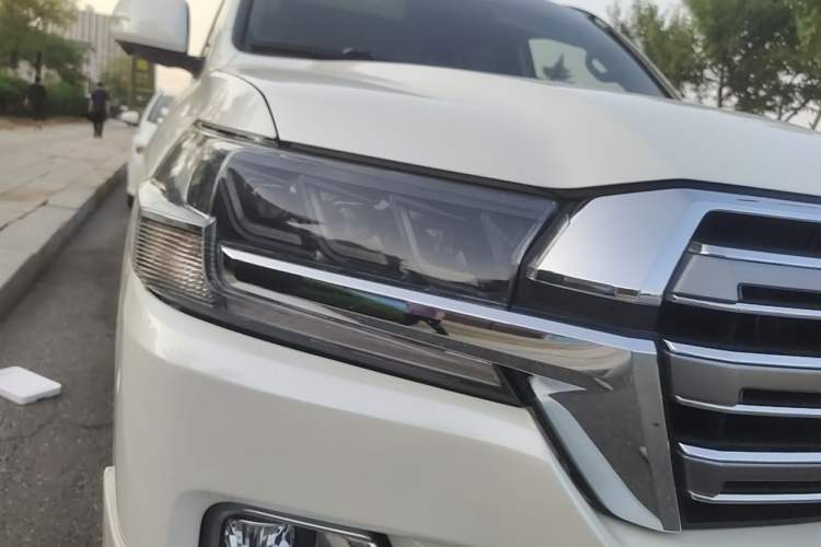 Used Toyota Land Cruiser 2016 4.0 GX-R Dual Fuel Dual Differential – Middle East Right Front Headlight