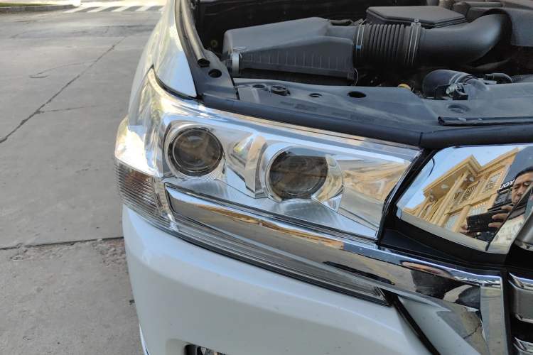 Used Toyota Land Cruiser 2016 4.0L GX-R Eight-Cylinder Dual Differential – Middle East Right Front Headlight