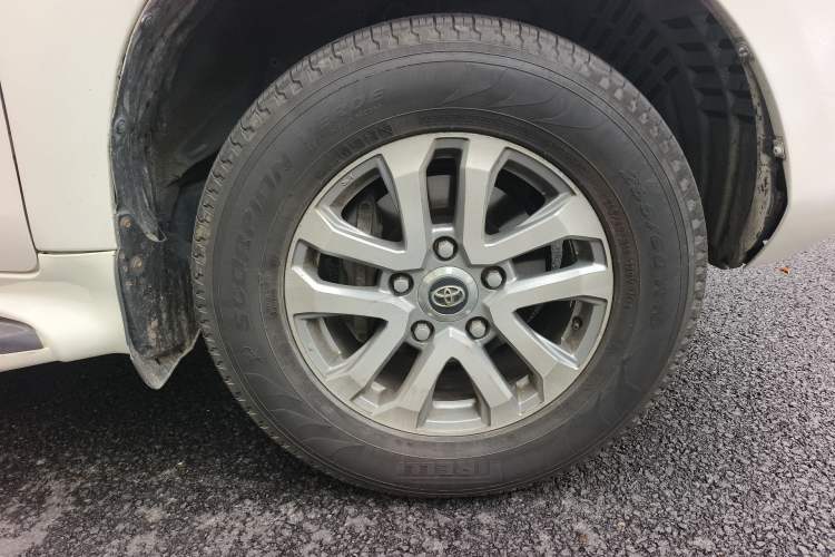 Used Toyota Land Cruiser 2016 4.0L GX 8-Seater U.S. Specification Right Front Wheel Hub