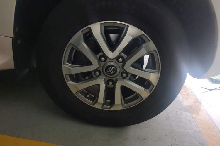 Used Toyota Land Cruiser 2016 4.0L Gasoline 8-Seater U.S. Specification Right Front Wheel Hub