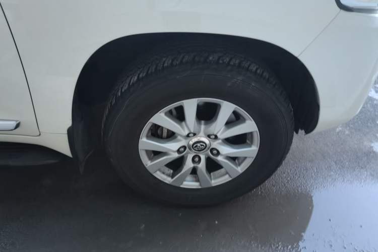 Used Toyota Land Cruiser 2016 4.6L Automatic VX-R Right Front Wheel Hub