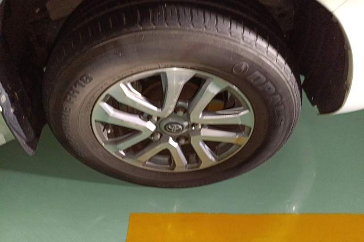 Used Toyota Land Cruiser 2016 4.0L Gasoline 8-Seater U.S. Specification Right Front Wheel Hub