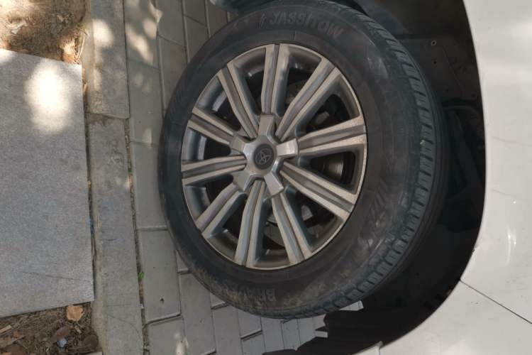 Used Toyota Land Cruiser 2016 4.0L Automatic Parallel Import Version 5 Seats Right Front Wheel Hub