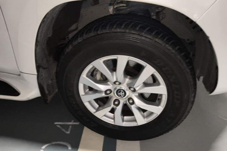 Used Toyota Land Cruiser 2016 4.6L GX-R Middle East Right Front Wheel Hub