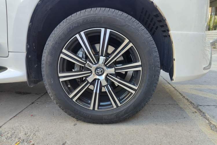 Used Toyota Land Cruiser 2016 4.0L GX-R Eight-Cylinder Dual Differential – Middle East Right Front Wheel Hub
