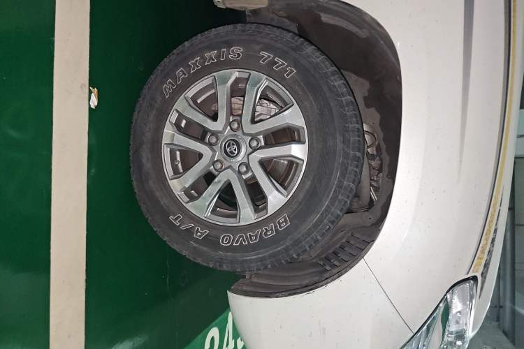 Used Toyota Land Cruiser 2016 4.0L Automatic VX-R Right Front Wheel Hub