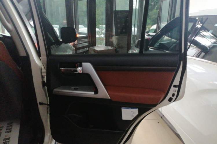 Used Toyota Land Cruiser 2016 4.0L Gasoline 8-Seater Middle East Version Right Rear Door Interior
