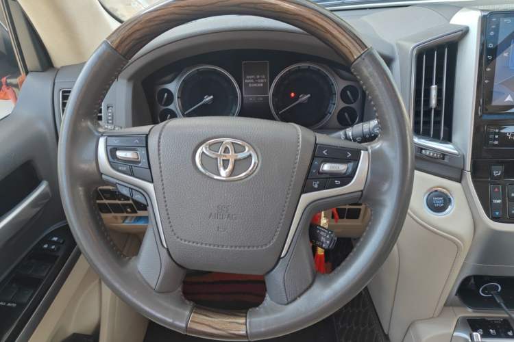 Used Toyota Land Cruiser 2016 4.6L Automatic VX-R Steering Wheel