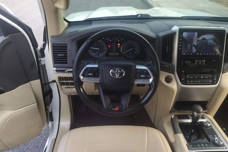 Used Toyota Land Cruiser 2016 4.0 GX-R Dual Fuel Dual Differential – Middle East Steering Wheel