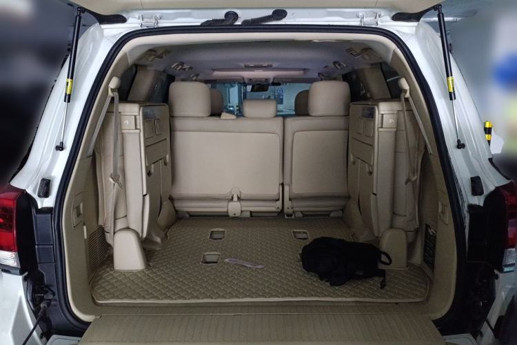 Used Toyota Land Cruiser 2016 4.0L Gasoline 8-Seater U.S. Specification Trunk