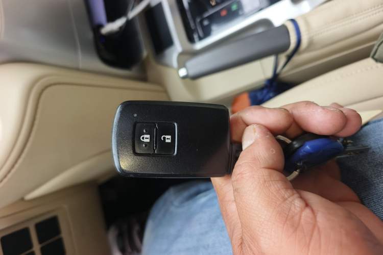 Used Toyota Land Cruiser 2016 4.0L GX 8-Seater U.S. Specification Vehicle Key