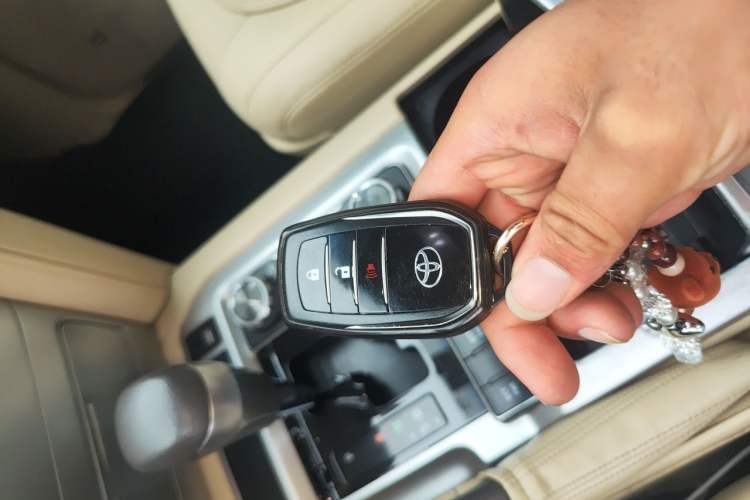 Used Toyota Land Cruiser 2016 4.0L Gasoline 8-Seater Middle East Version Vehicle Key