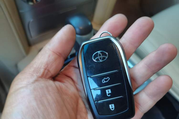 Used Toyota Land Cruiser 2016 4.6L Automatic VX-R Vehicle Key