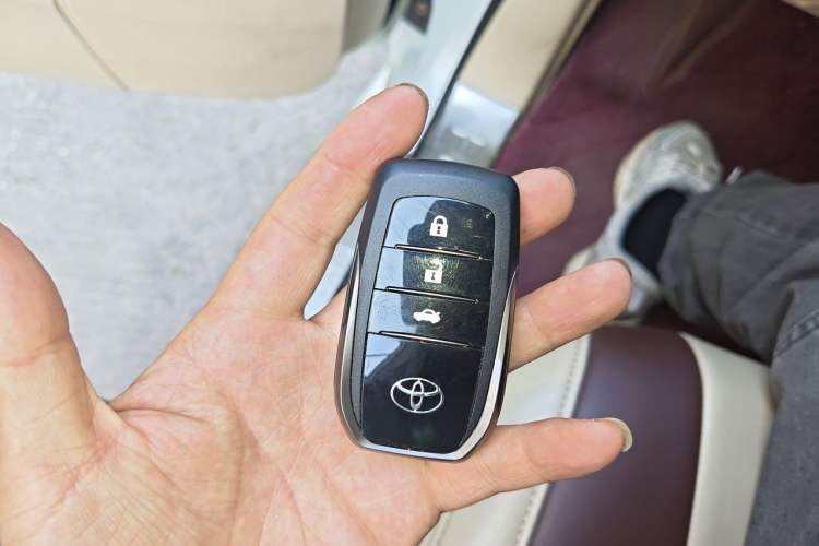 Used Toyota Land Cruiser 2016 4.6L GX-R Middle East Vehicle Key