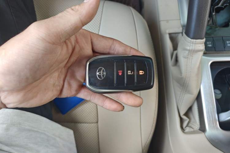 Used Toyota Land Cruiser 2016 4.6L Automatic VX-R Vehicle Key