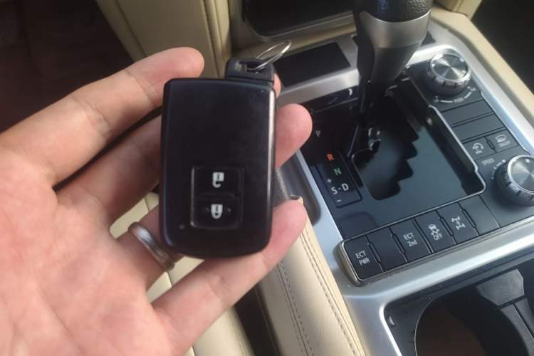 Used Toyota Land Cruiser 2016 4.0 GX-R Dual Fuel Dual Differential – Middle East Vehicle Key