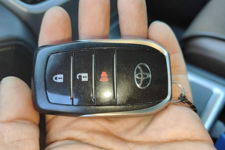 Used Toyota Land Cruiser 2016 4.0L GX-R Eight-Cylinder Dual Differential – Middle East Vehicle Key