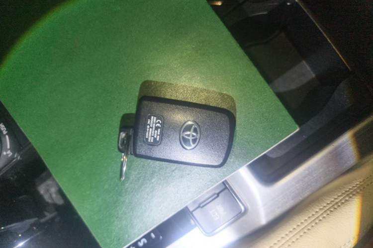 Used Toyota Land Cruiser 2016 5.7L Automatic/Manual Transmission EX-R Middle East Vehicle Key