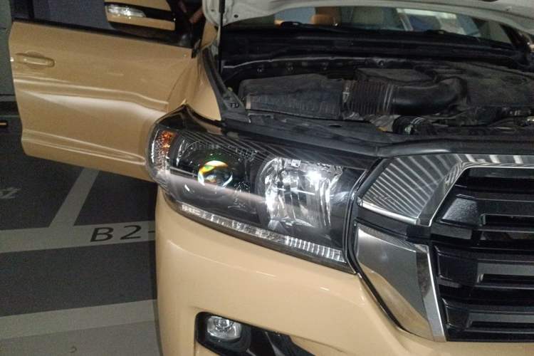 Used Toyota Land Cruiser 2016 4.0L Automatic Parallel Import Version 5 Seats Right Front Headlight