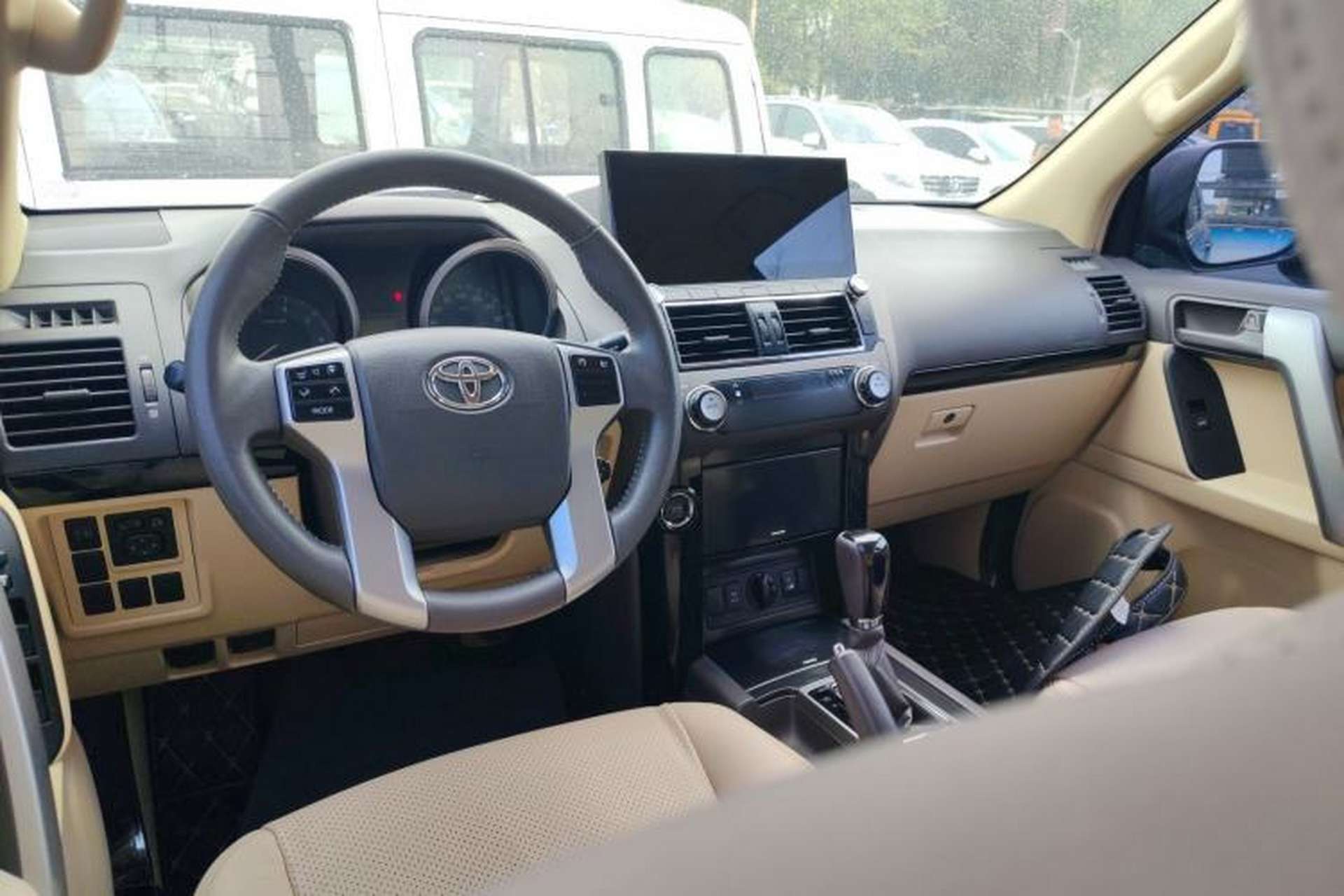 Used Toyota Land Cruiser 2017 4.0 V6 Low-Trim Version—Middle East Center Console