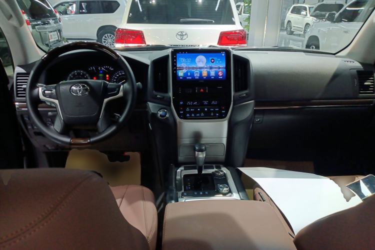 Used Toyota Land Cruiser 2017 4.0L GX 7-Seater U.S.-Spec Version Center Console