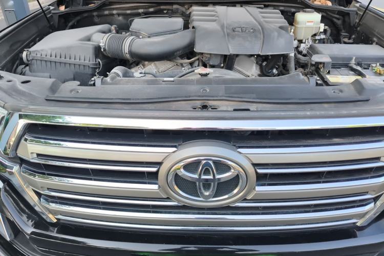 Used Toyota Land Cruiser  Engine Bay