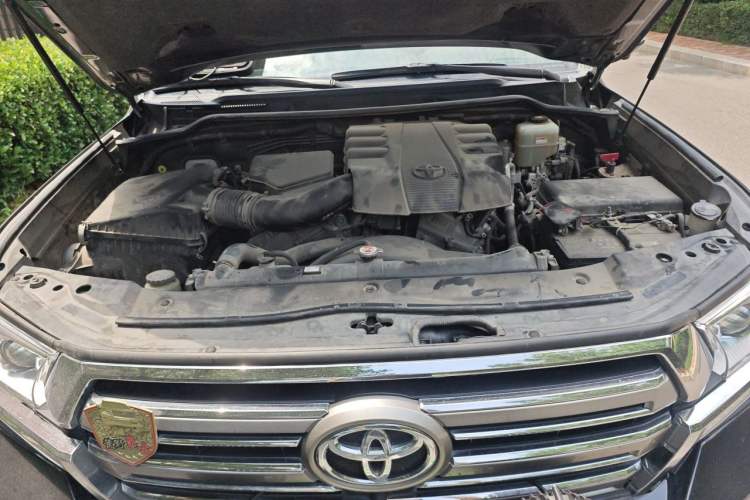 Used Toyota Land Cruiser  Engine Bay