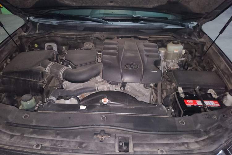 Used Toyota Land Cruiser  Engine Bay