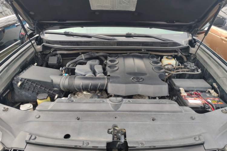 Used Toyota Land Cruiser 2017 4.0 V6 Low-Trim Version—Middle East Engine Bay