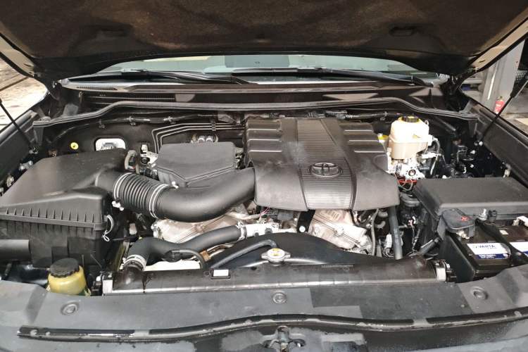 Used Toyota Land Cruiser 2017 4.0L Automatic Parallel Import Engine Bay