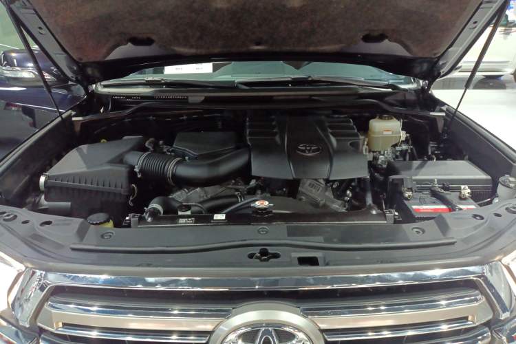 Used Toyota Land Cruiser 2017 4.0L GX 7-Seater U.S.-Spec Version Engine Bay
