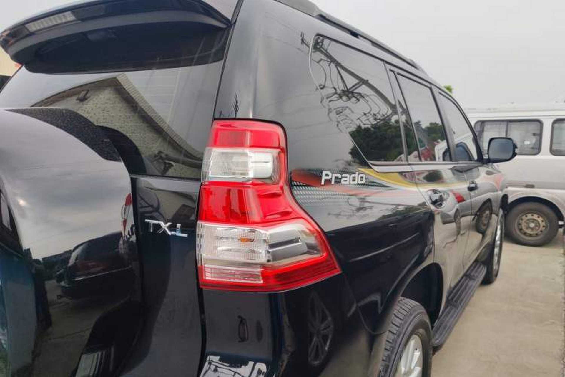 Used Toyota Land Cruiser 2017 4.0 V6 Low-Trim Version—Middle East Exterior 3