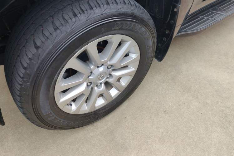 Used Toyota Land Cruiser 2017 4.0 V6 Low-Trim Version—Middle East Exterior 4