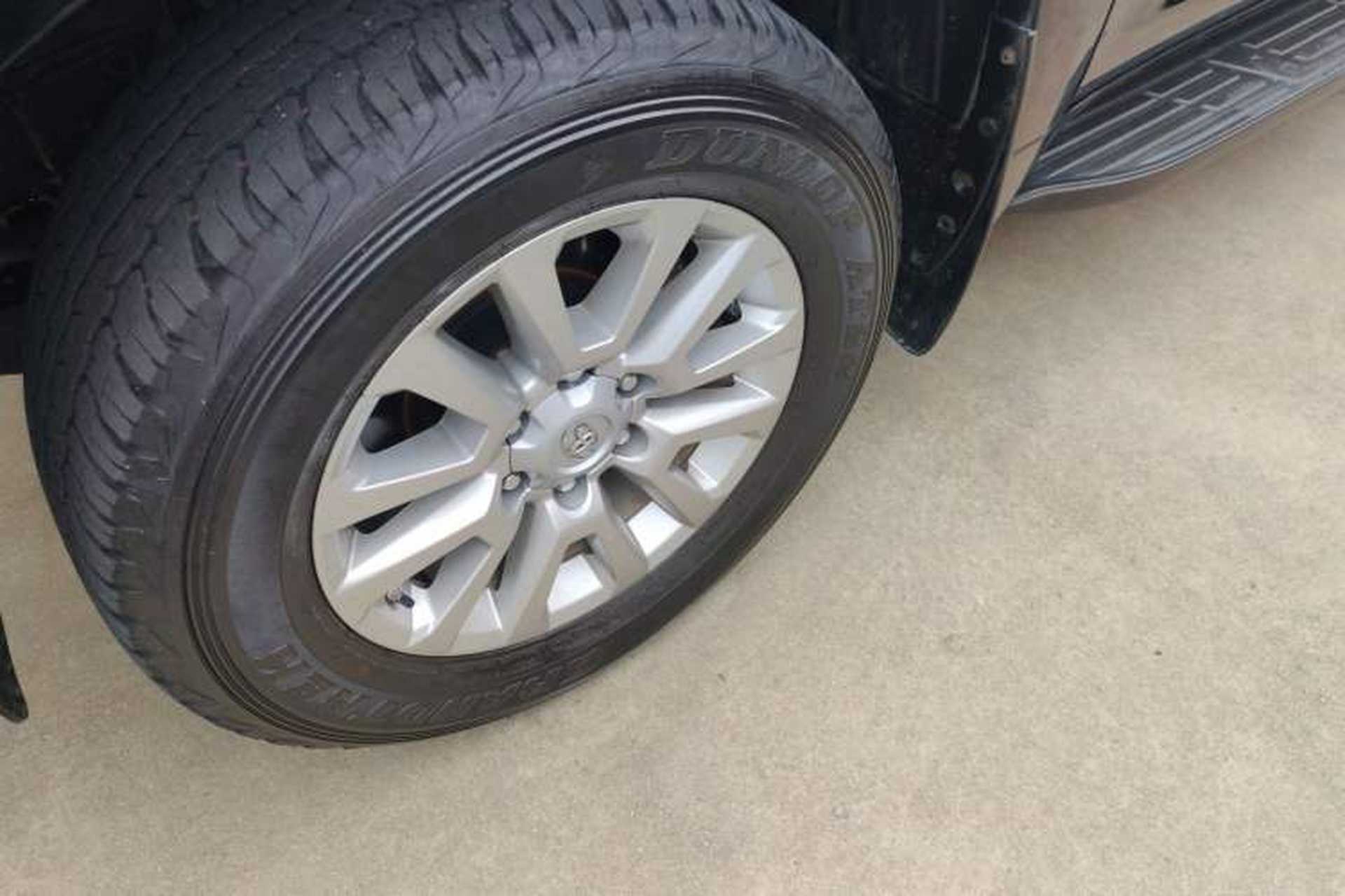 Used Toyota Land Cruiser 2017 4.0 V6 Low-Trim Version—Middle East Exterior 4